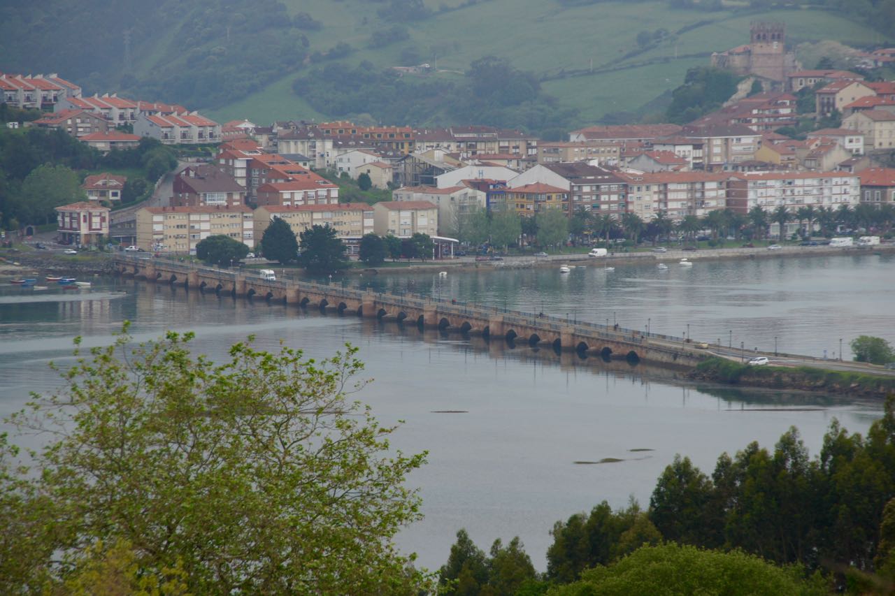 Vue sur San Vicente de la Barquera - Puente de la Maza (28 arches)