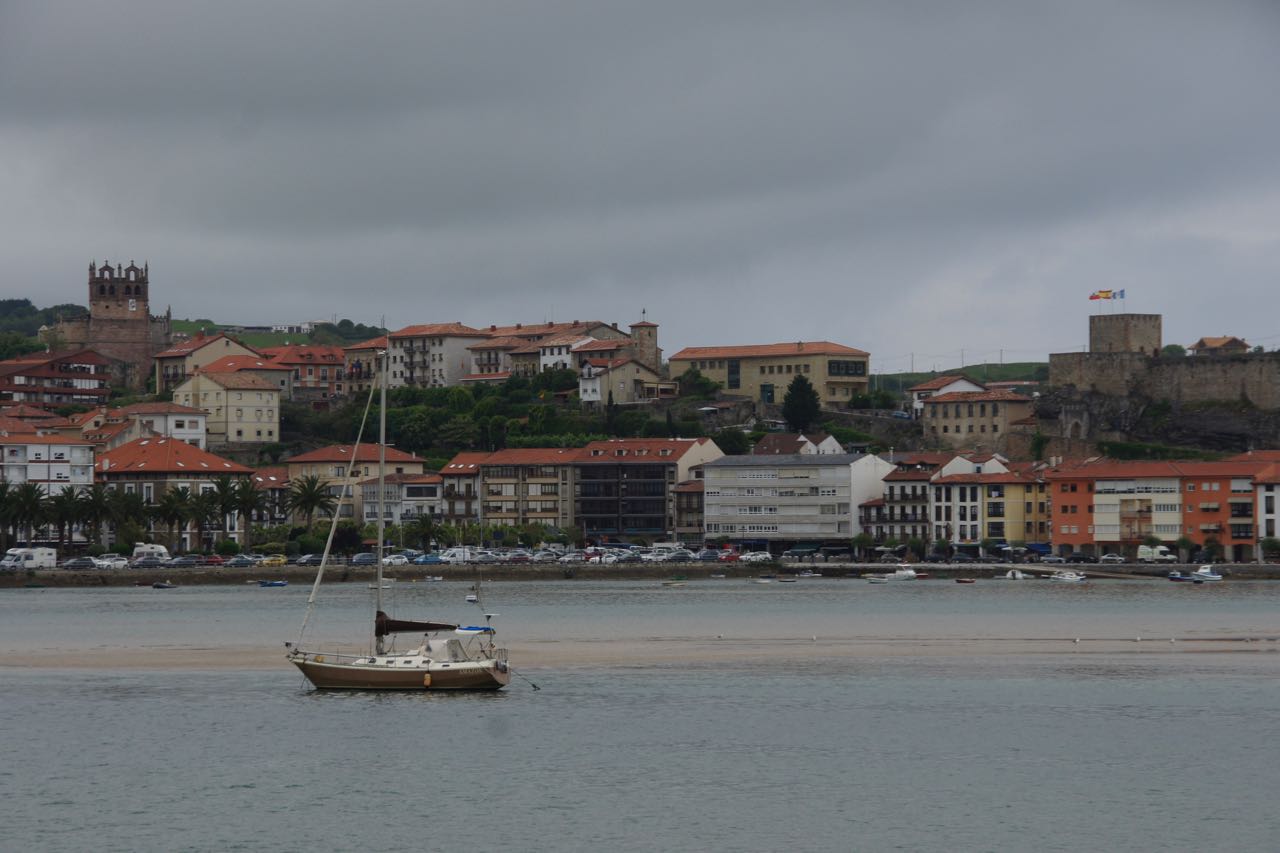 La baie avec : Iglesias Santa Maria et Castillo del Rey