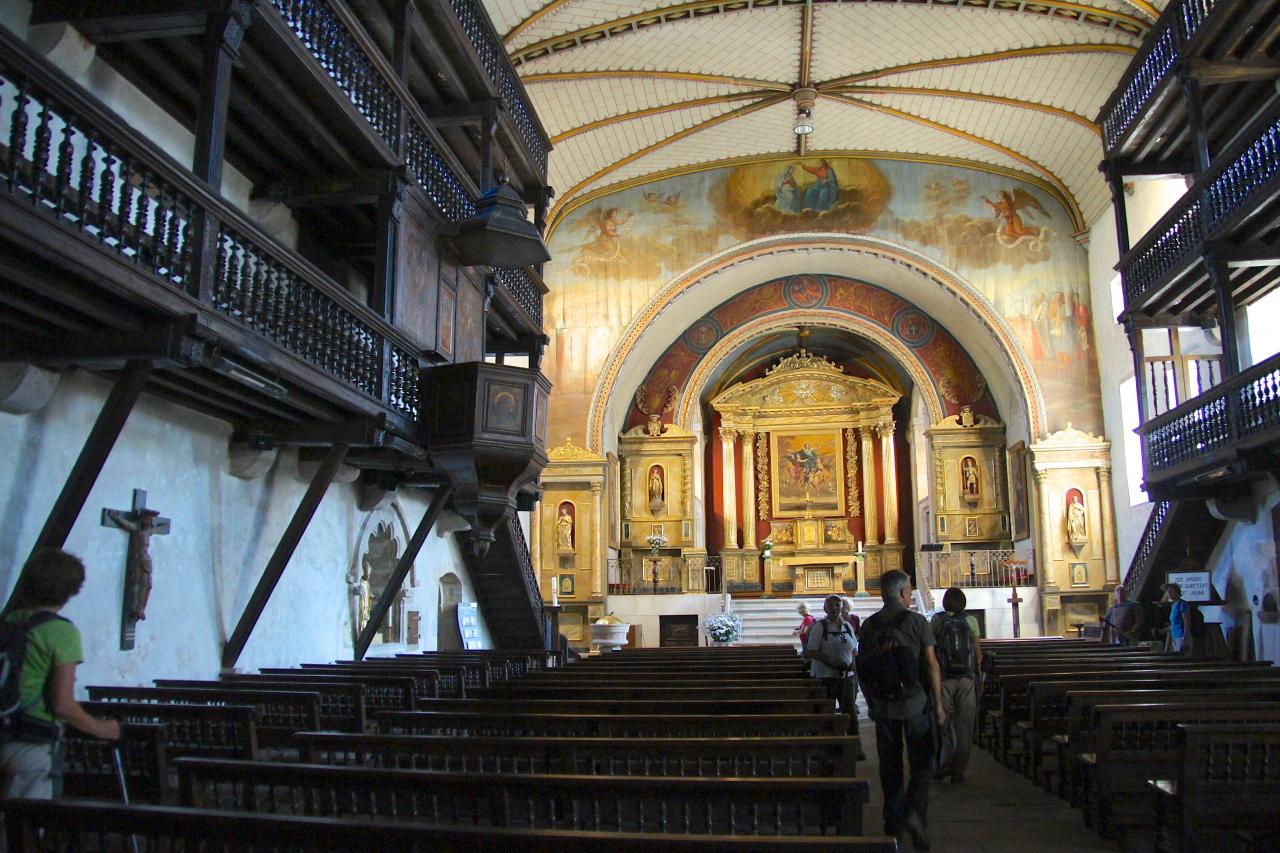 Le chœur, de l'église St-Martin, abrite 5 autels à retables...