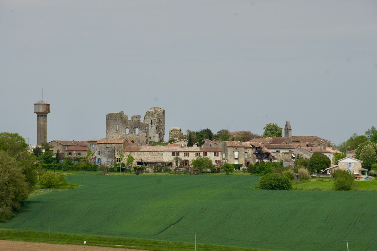 Montgaillard son château d'eau, les restes du Château et l'église