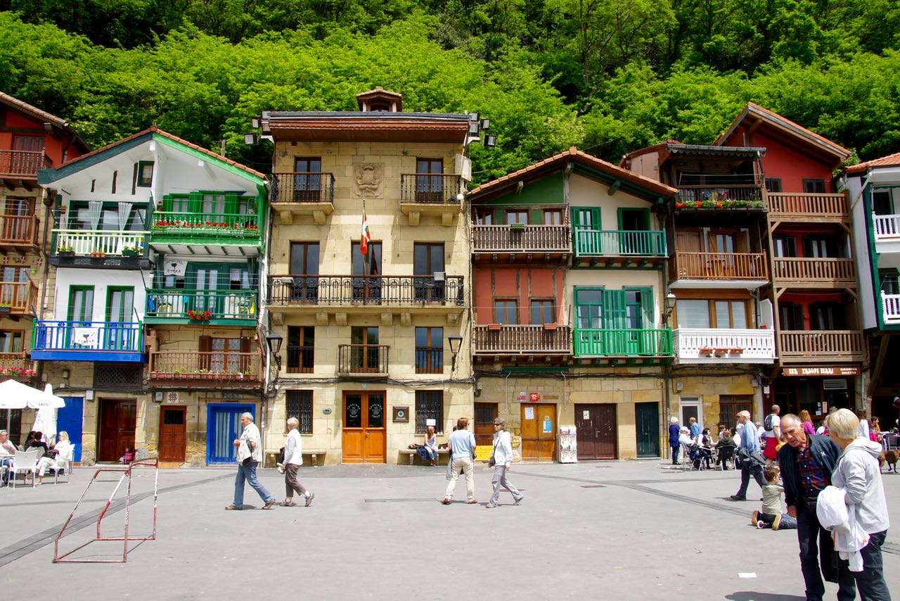 Déambulation sur la place du village