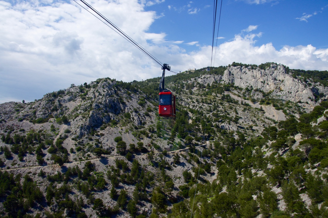 ...montée au Mont Faron en téléphérique