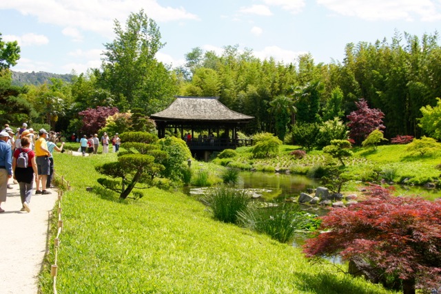 Traversée d'un sublime jardin japonais