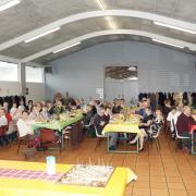 devant une assemblée studieuse