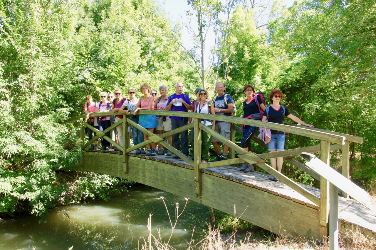 Sur un petit pont de bois