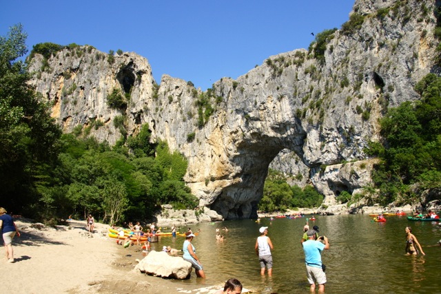 Le Pont d'Arc et sa plage de sable fin (baignade pour quelques-uns)
