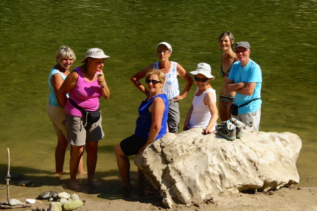 Fifi, au milieu des randonneuses, les pieds dans l'eau