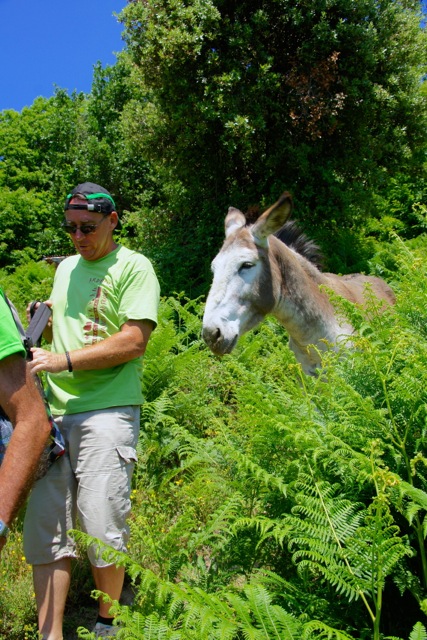 Manu, notre chauffeur, suivi de près par un 