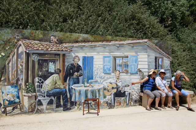 Quelques clichés devant la reproduction de la cabane à 