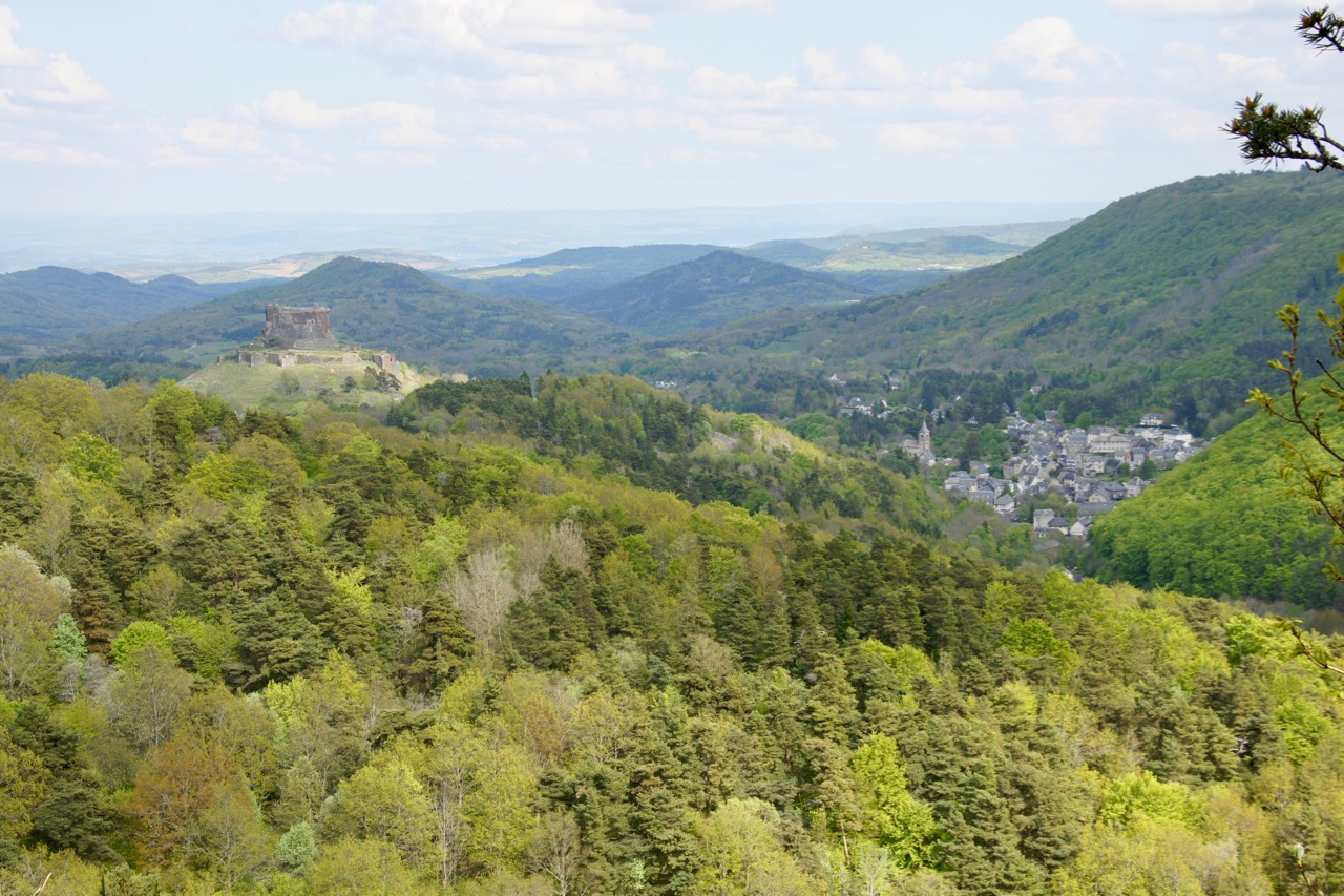 Le château de Murol et le village