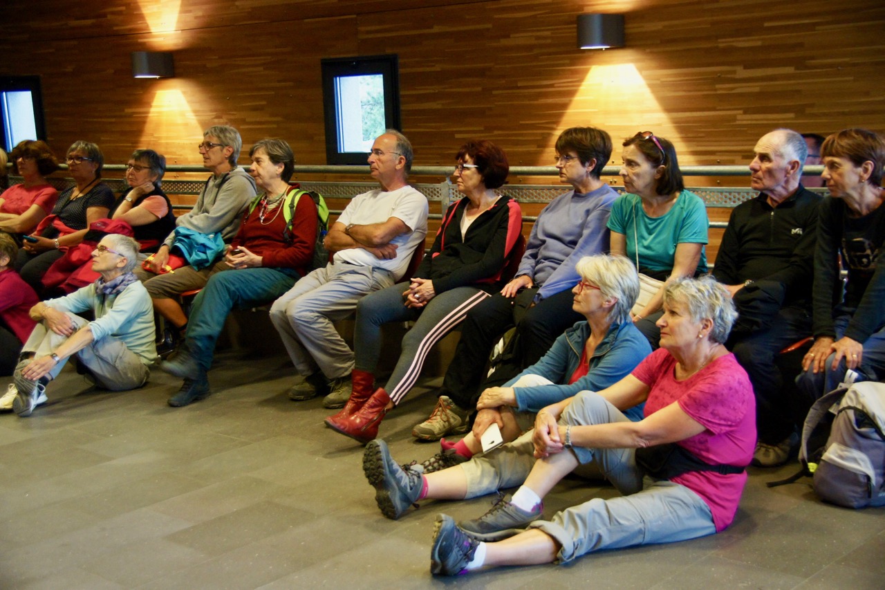 Assemblée attentive...