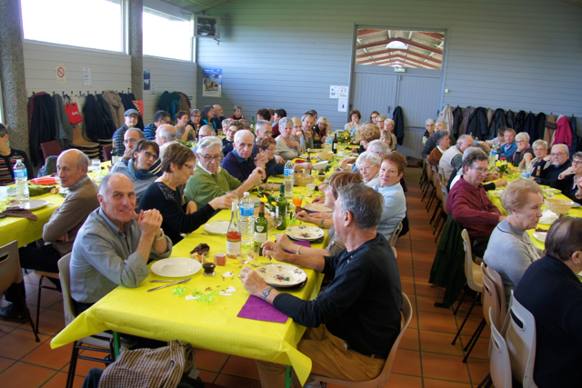 Les randonneurs (ses) à pied d'œuvre (sous la table)