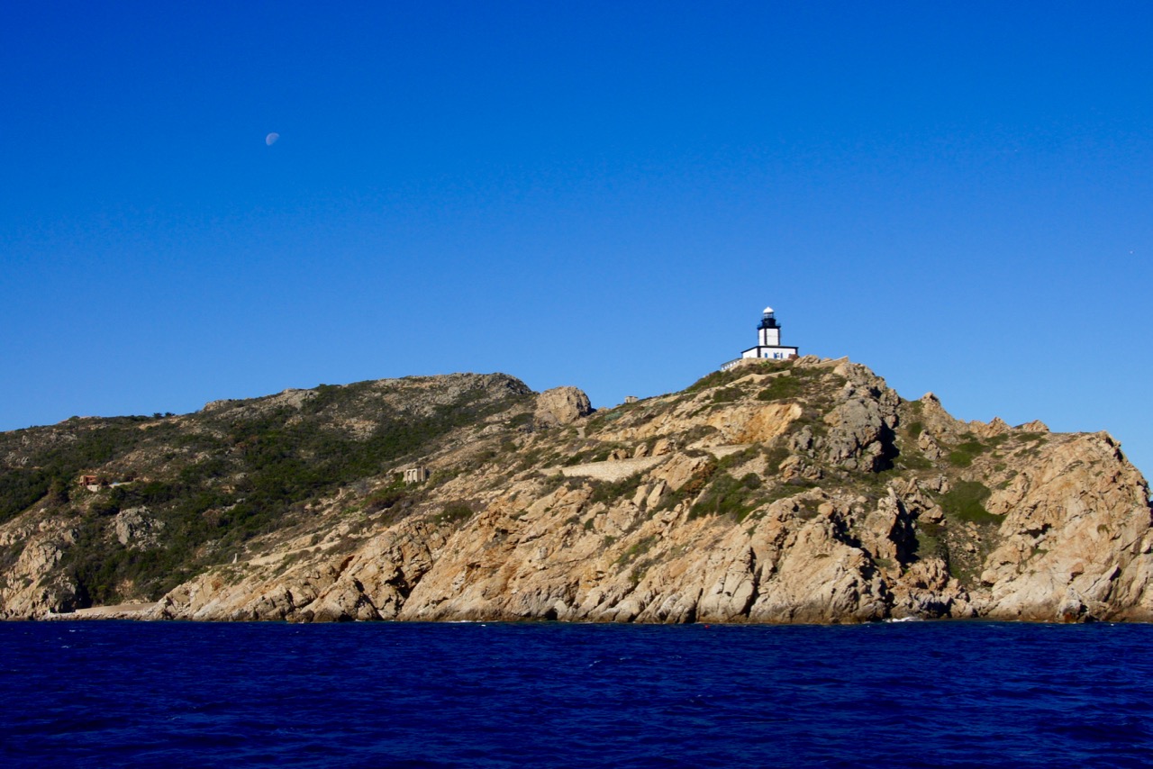 Nous contournons le phare de La Revellata