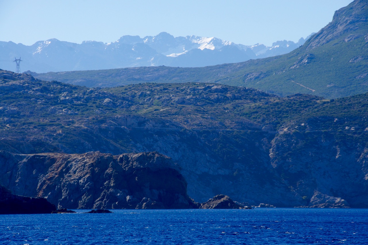 Contraste : montagne (enneigée) terre, mer