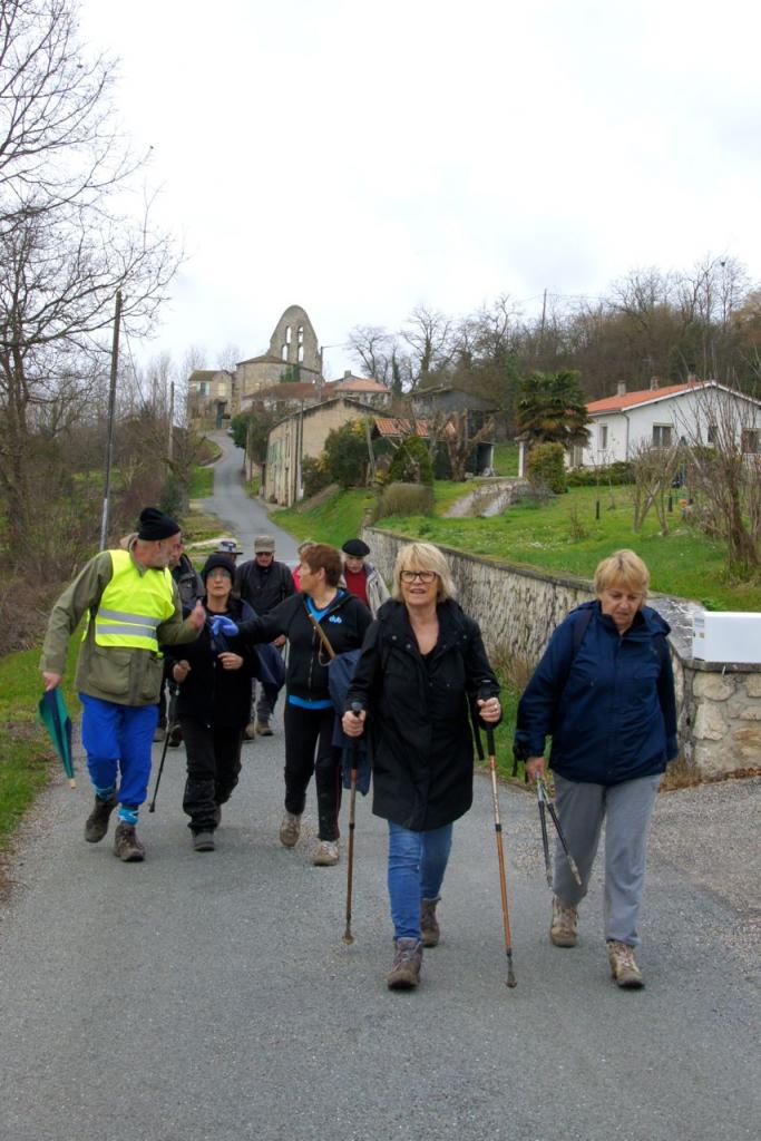 Nous laissons le village d'Estussan derrière nous