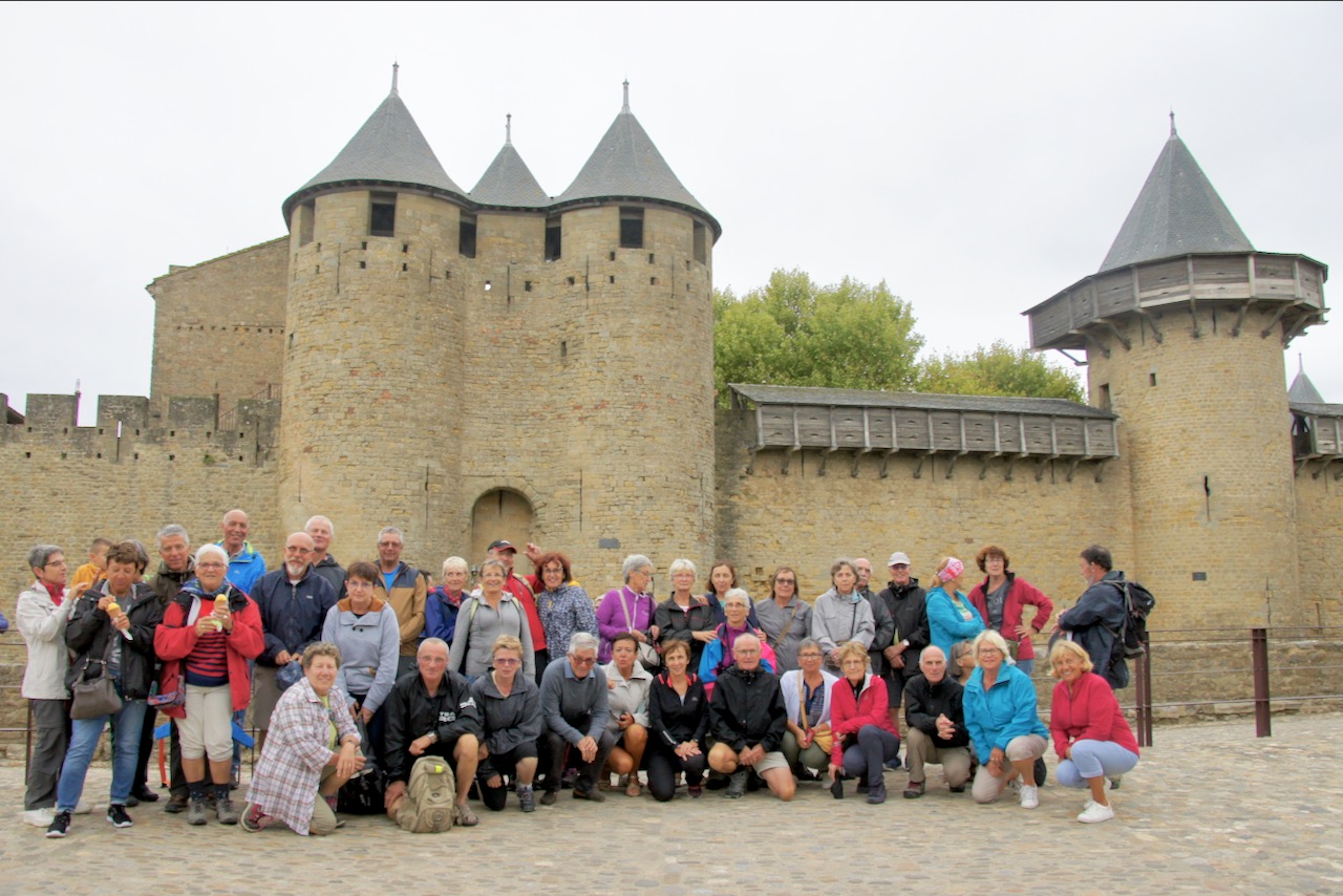 Sur le chemin du retour, photo de groupe devant la Cité de Carcassonne.