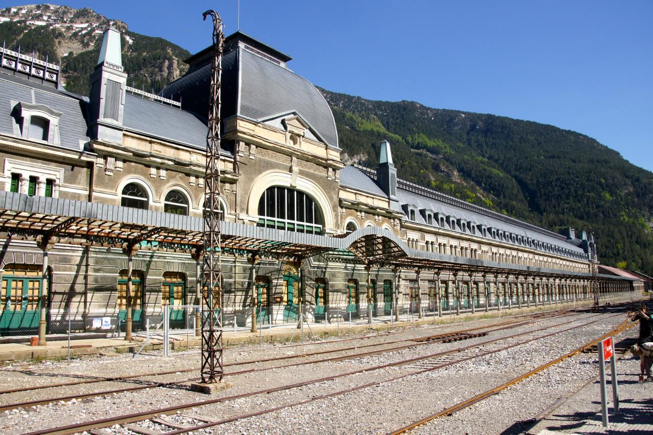 la gare internationale de Canfranc-Estacion (125 m de long)