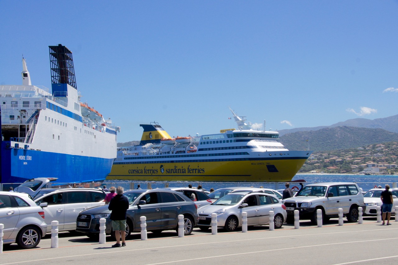 Notre bateau arrive...