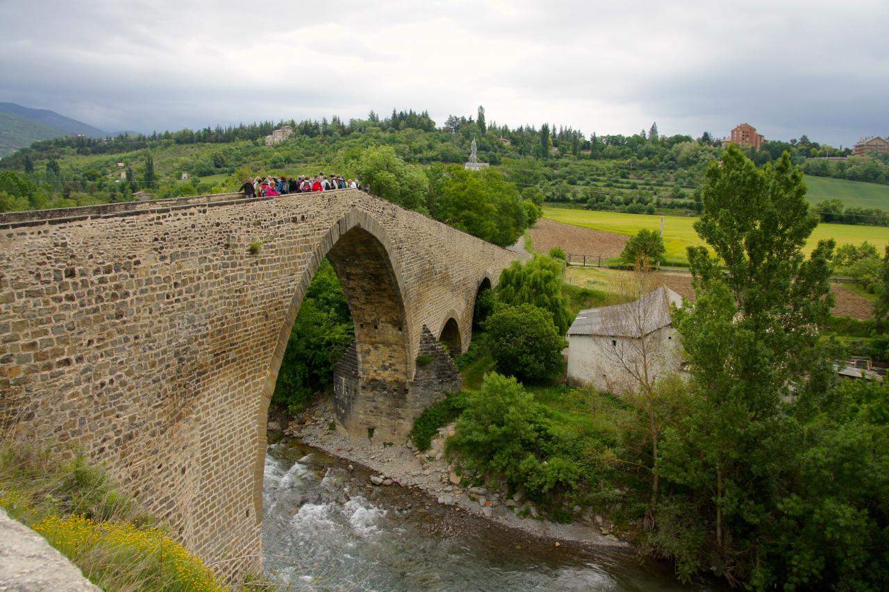 avec son pont roman du XVe siècle