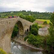 avec son pont roman du XVe siècle