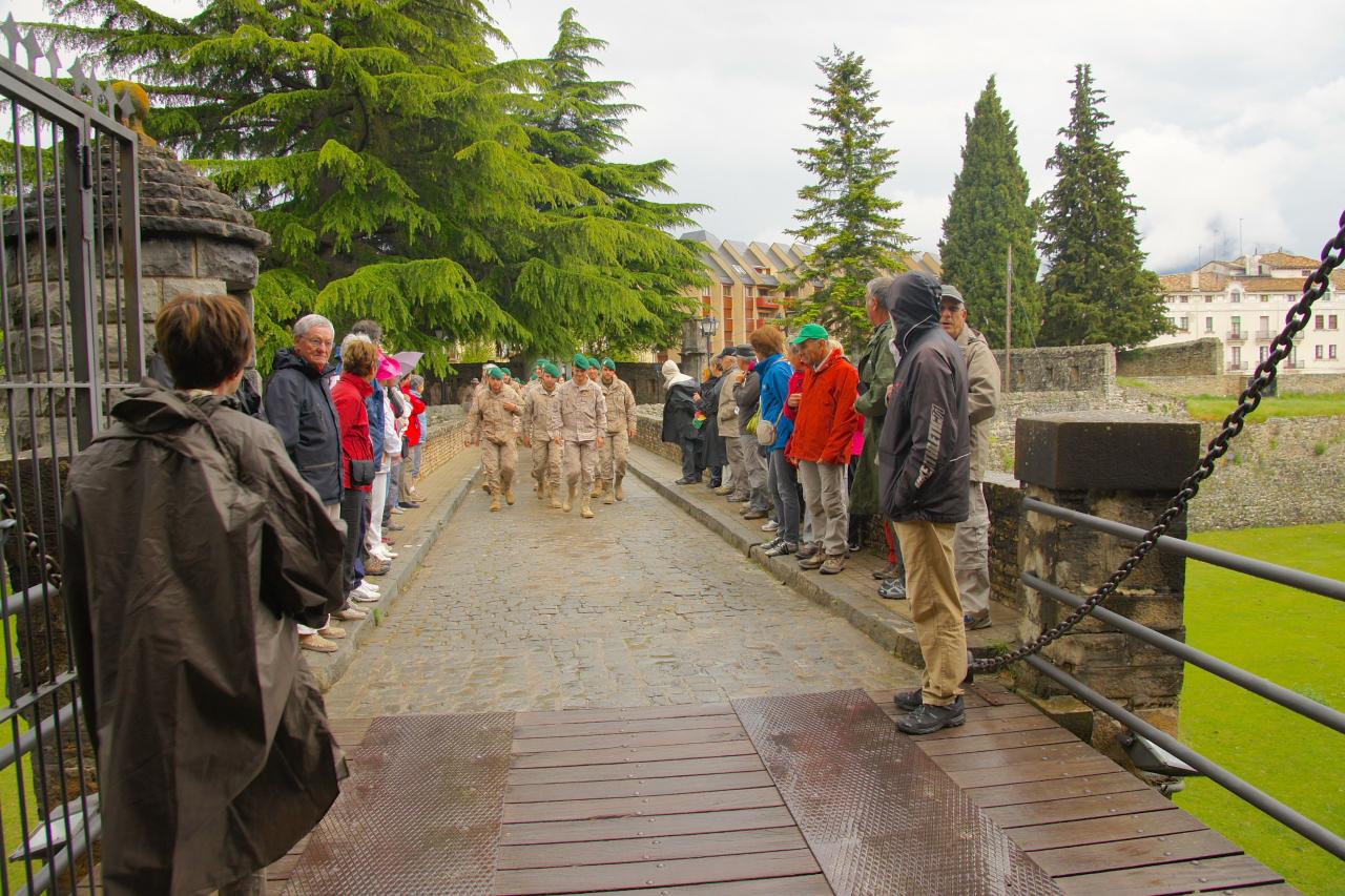 accompagnement des soldats à l'entrée de la citadelle
