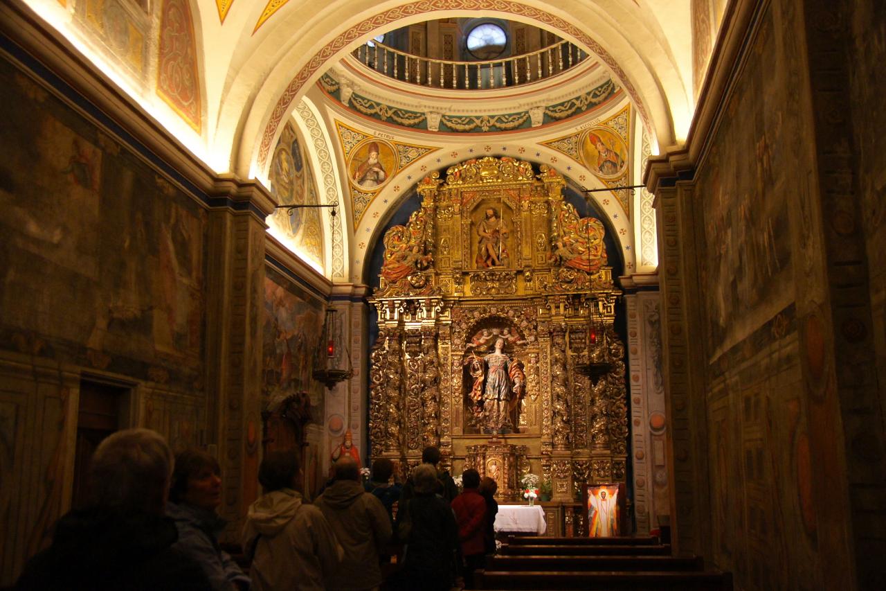 intérieur de l'église, façon espagnole (sculptures denses et dorées)