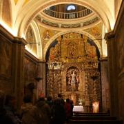 intérieur de l'église, façon espagnole (sculptures denses et dorées)