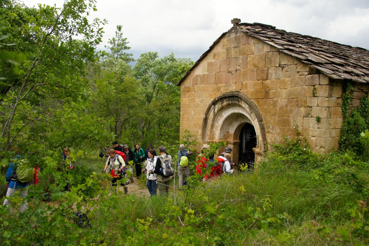 chapelle de Santiago perdue au milieu d'une végétation verdoyante