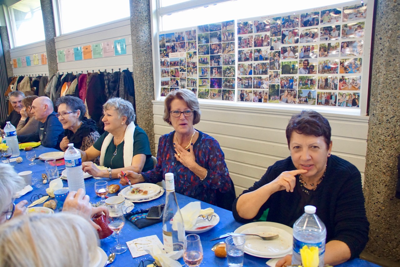 Exposition de photos derrière les convives...