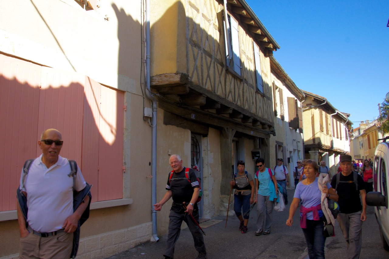 Traversée du village en longeant les maisons à colombages