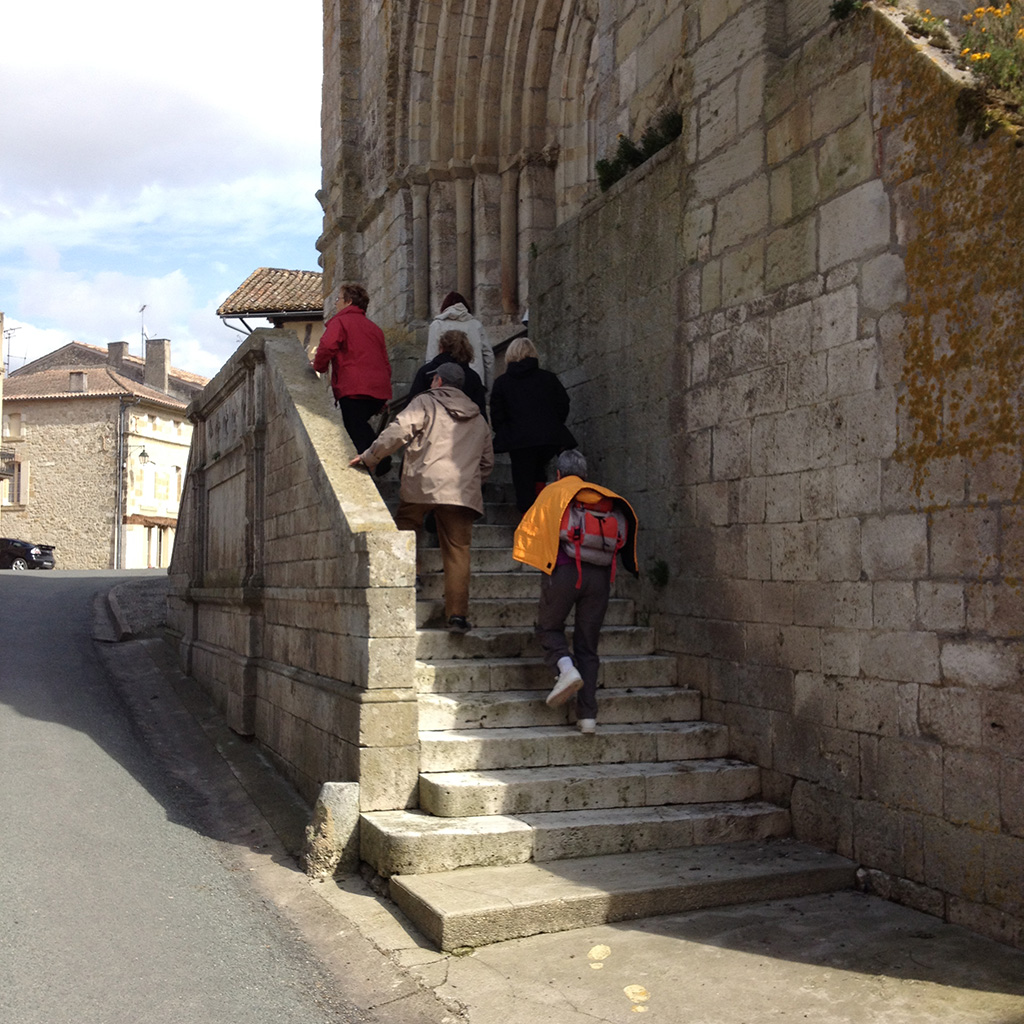 Un accès à l'église assez raide