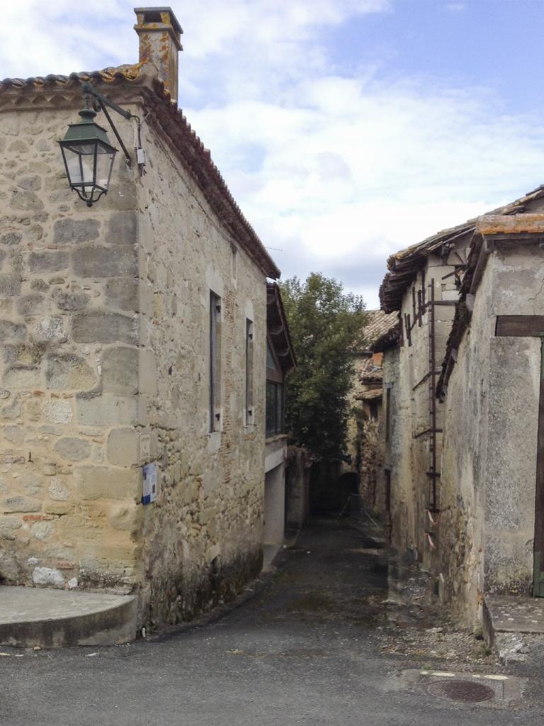 une ruelle avec maisons d'époque