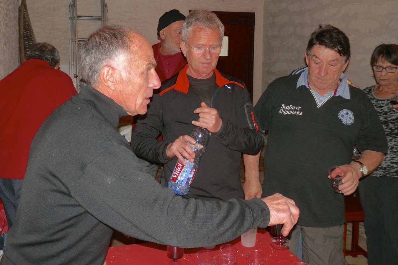 Préparation du vin chaud par Jean-Pierre.